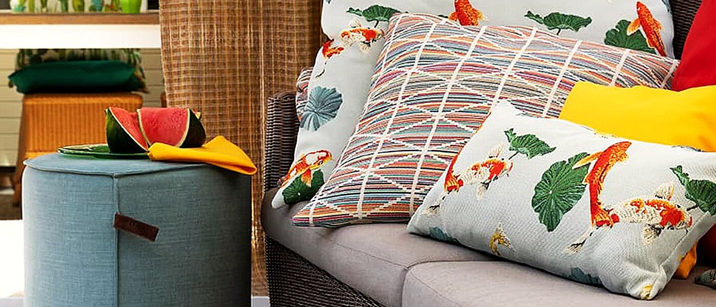 Kissen und Accessoires auf einem Sofa