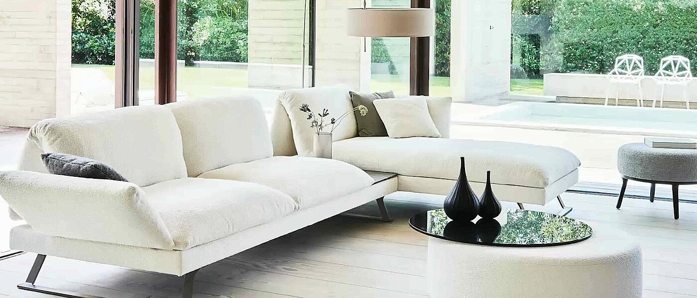 Interieur mit weißen Polstermöbeln